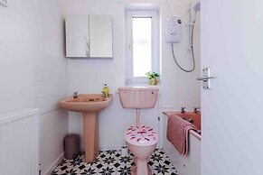 Comfy Four Bedroom House with parking