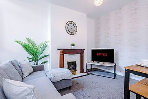 Comfy Four Bedroom House with parking