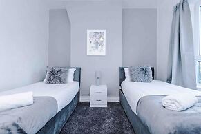 Comfy Four Bedroom House with parking