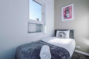 Comfy Four Bedroom House with parking