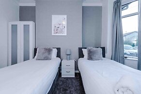 Comfy Four Bedroom House with parking