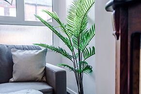 Comfy Four Bedroom House with parking