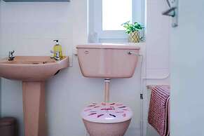 Comfy Four Bedroom House with parking