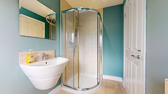 5-bedroom Home - Sleeps 16 - Ideal for Groups