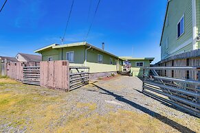 Peaceful Eureka Beach Cottage w/ 30-foot Dock