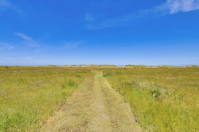 Peaceful Eureka Beach Cottage w/ 30-foot Dock