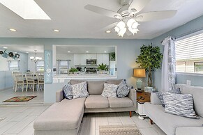 Peaceful Eureka Beach Cottage w/ 30-foot Dock