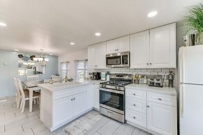 Peaceful Eureka Beach Cottage w/ 30-foot Dock