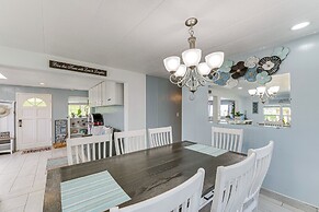 Peaceful Eureka Beach Cottage w/ 30-foot Dock