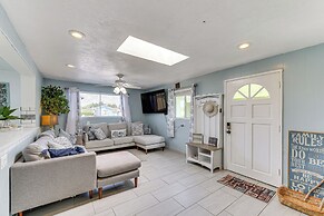 Peaceful Eureka Beach Cottage w/ 30-foot Dock