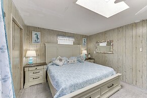 Peaceful Eureka Beach Cottage w/ 30-foot Dock