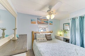 Peaceful Eureka Beach Cottage w/ 30-foot Dock