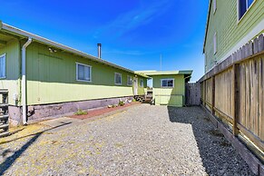 Peaceful Eureka Beach Cottage w/ 30-foot Dock