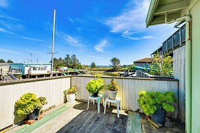 Peaceful Eureka Beach Cottage w/ 30-foot Dock