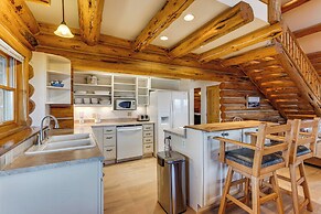 Spacious Rifle Cabin w/ Deck + Mountain Views!