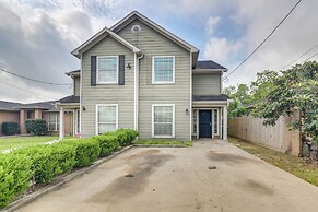 Quaint Houston Townhome ~ 5 Mi to NRG Stadium!