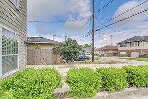 Quaint Houston Townhome ~ 5 Mi to NRG Stadium!