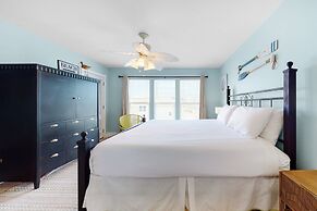 Top Floor Condo With Gorgeous Bay View Overlooking the Pool