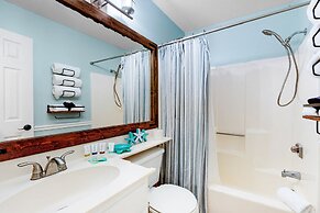 Top Floor Condo With Gorgeous Bay View Overlooking the Pool