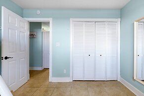 Top Floor Condo With Gorgeous Bay View Overlooking the Pool