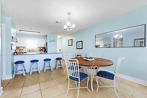 Top Floor Condo With Gorgeous Bay View Overlooking the Pool