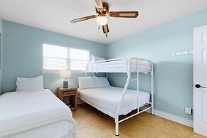 Top Floor Condo With Gorgeous Bay View Overlooking the Pool