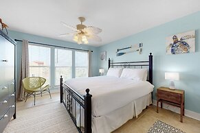 Top Floor Condo With Gorgeous Bay View Overlooking the Pool