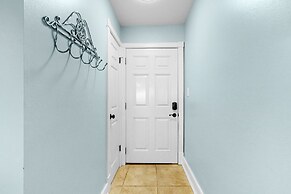 Top Floor Condo With Gorgeous Bay View Overlooking the Pool