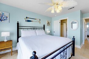 Top Floor Condo With Gorgeous Bay View Overlooking the Pool