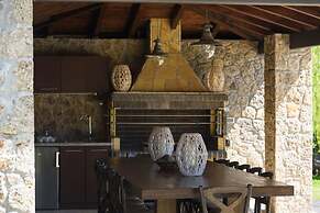 Villa Black White Dassia