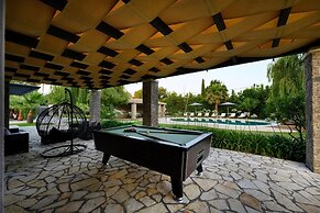 Villa Black White Dassia