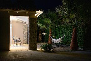 Villa Black White Dassia