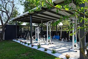 Villa Black White Dassia