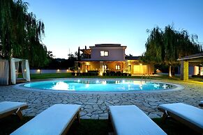 Villa Black White Dassia