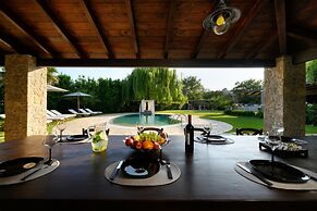 Villa Black White Dassia