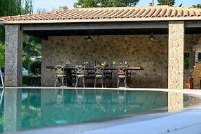 Villa Black White Dassia