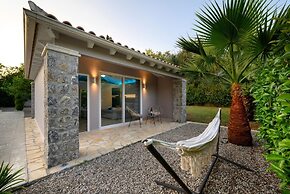 Villa Black White Dassia