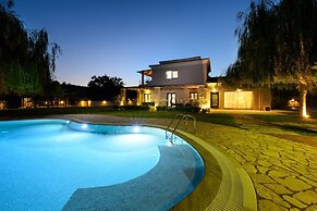 Villa Black White Dassia