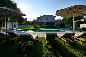 Villa Black White Dassia