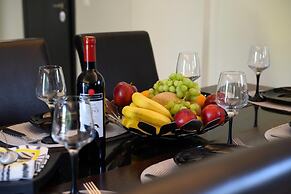 Villa Black White Dassia