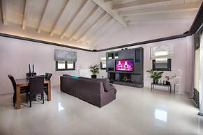 Villa Black White Dassia