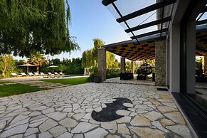 Villa Black White Dassia