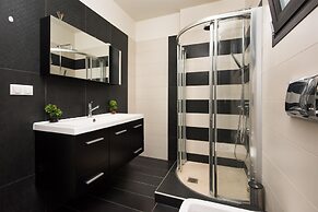 Villa Black White Dassia