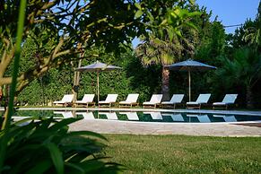 Villa Black White Dassia