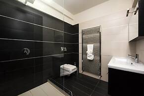 Villa Black White Dassia