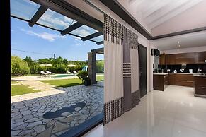 Villa Black White Dassia