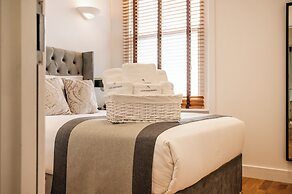 Avari Apartments – Gray’s Collection