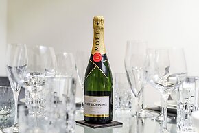 Avari Apartments – Gray’s Collection