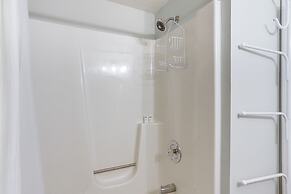 Huron Condo on Lake Erie w/ Balcony & Seating!