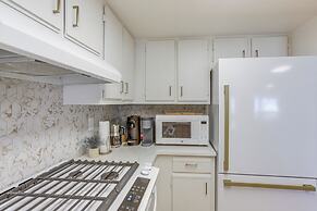 Huron Condo on Lake Erie w/ Balcony & Seating!